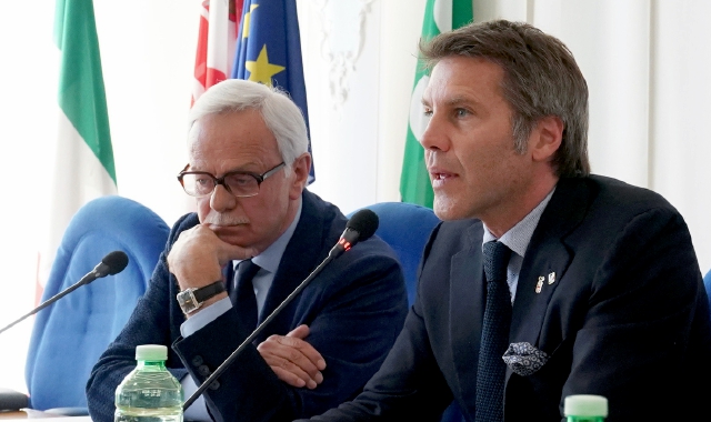 Santino Giorgio Slongo con il principe Vittorio Emanuele di Savoia in occasione del Premio Chiara a Varese (foto Blitz)
