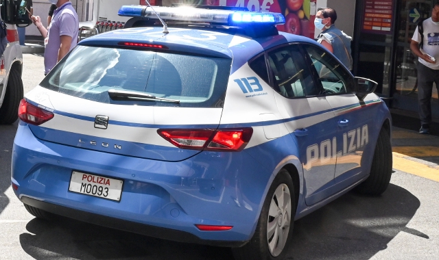 Adesca uomo online e lo ricatta: arrestato
