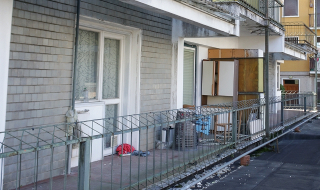 Vetri infranti, cornicioni rotti, case disabitate rifugio di tossici e centrale operativa dei ladri: questa è la palazzina di via Dante (foto Blitz)
