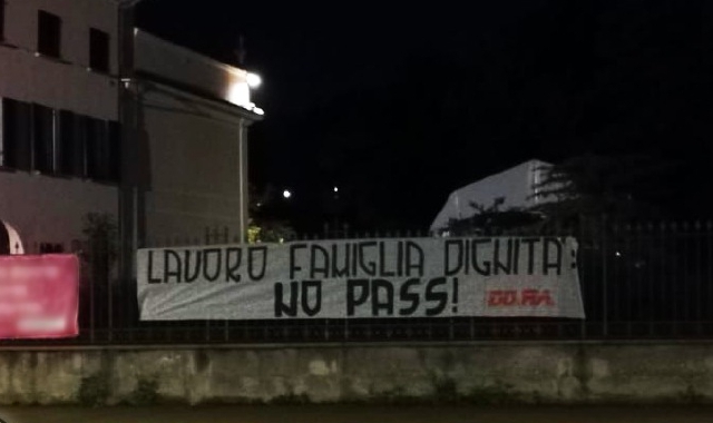 Uno degli striscioni appesi nella notte (foto Redazione)