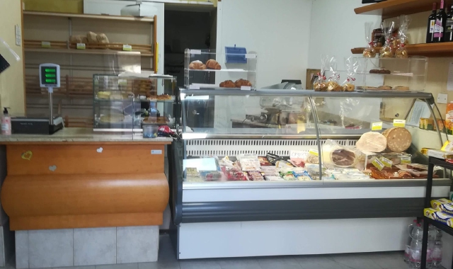 “Dolci e salati” si trova nella centralissima piazza Borasio. La gestione di Katia Mucedola è durata meno di un anno