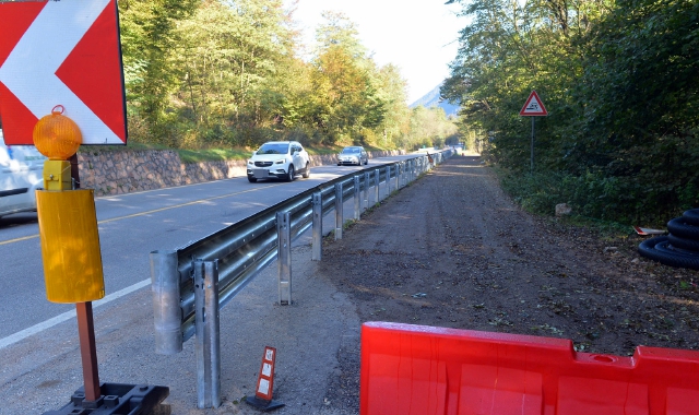 Appena fuori dalle Grotte, in direzione della Valganna, si notano i lavori in corso (foto Blitz)