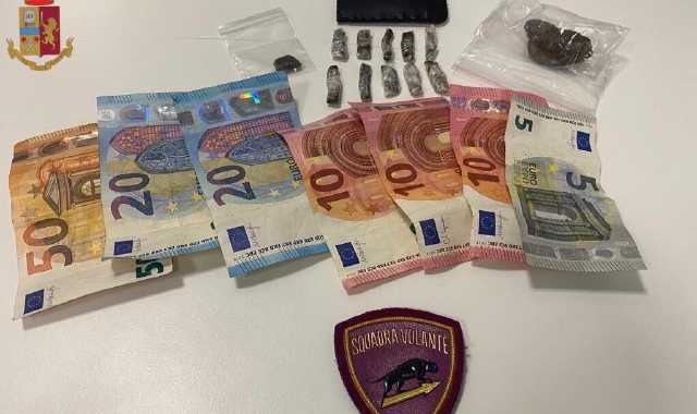 Una parte dell’hashish e del denaro contante sequestrati dai poliziotti di quartiere