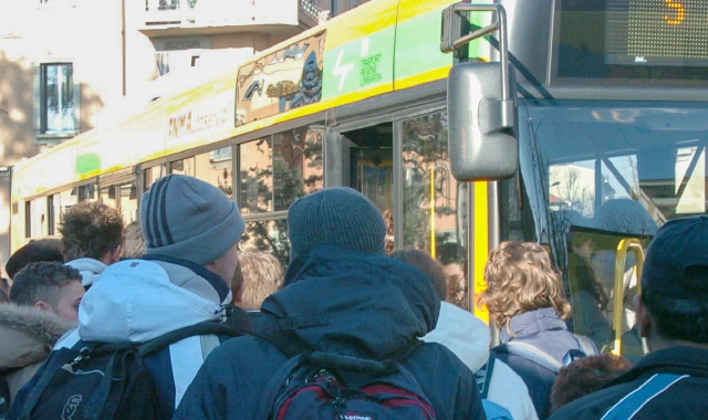 Sovraffollamento alla fermata del bus: un problema accentuato dopo il ritorno a scuola in seguito alla pandemia (foto Blitz)