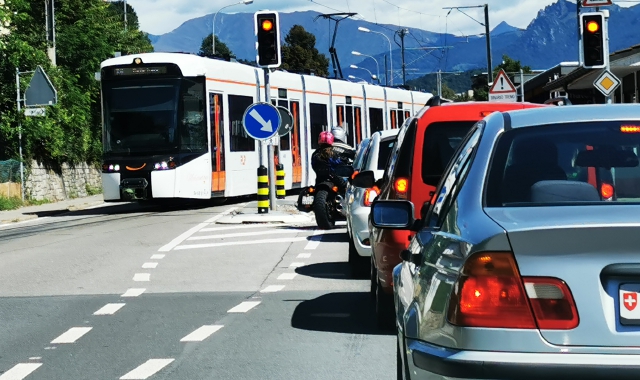 Code di auto e mezzi pubblici deserti: levata di scudi degli abitanti del Canton Ticino#br/# contro chi fa avanti e indietro per lavoro dalla Svizzera  (foto Redazione)