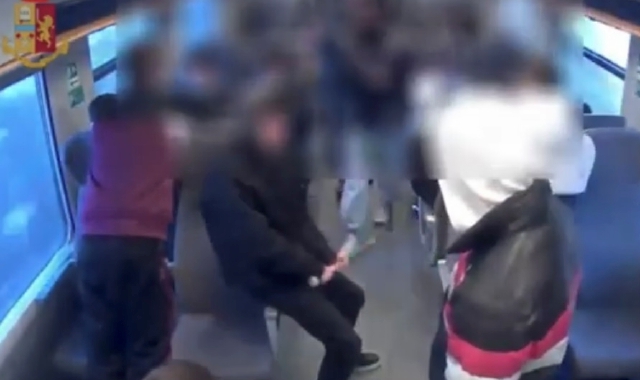 Dai filmati registrati  dalla videosorveglianza sui treni delle Fs, l'immagine di alcuni dei partecipanti alla maxi rissa (foto polizia di Stato)