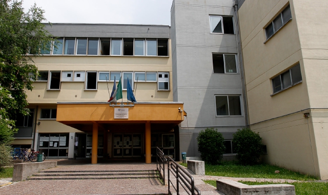 Gallarate, calcinacci dal soffitto: palestra chiusa