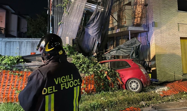Con l’auto sul cantiere: illeso