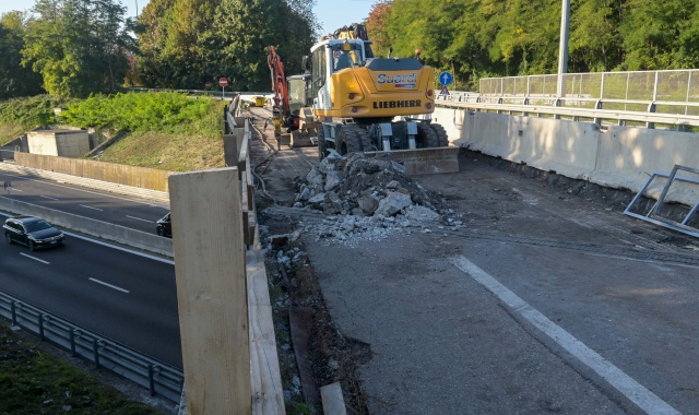 Al centro, i nuovi cordoli che separano le carreggiate lungo viale Milano. Sopra il titolo, poco più avanti verso Busto Arsizio: al ponte che sovrasta la superstrada 336 sono ripresi i lavori di sistemazione statica della struttura (foto Blitz)