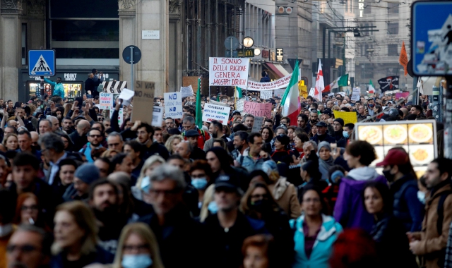 Il corteo di sabato 23 a Milano (Ansa)