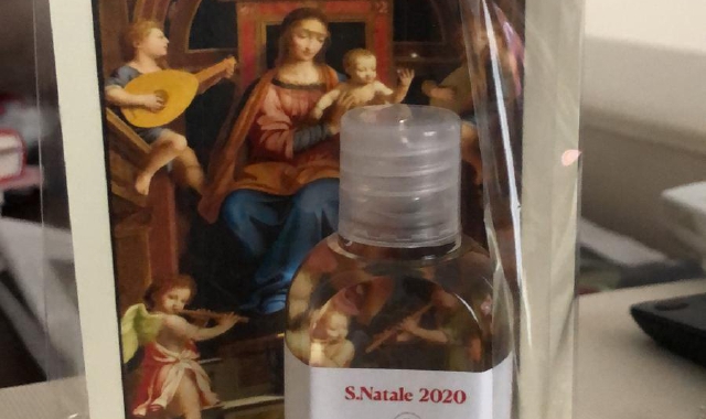 Il kit per le benedizioni comprendeva l’acqua benedetta e una immaginetta con una preghiera da recitare in famiglia (foto Archivio)