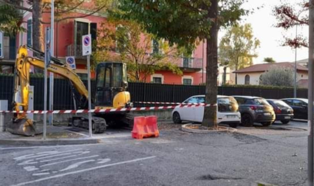 La ruspa che occupa lo stallo per disabili ad Arona (foto Redazione)
