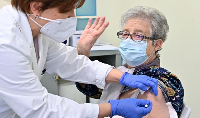 Terza dose, priorità anche ai docenti