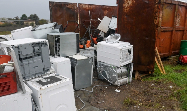 Ci sono  rifiuti di ogni genere lungo la via Agusta( Foto Blitz)