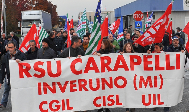 Una manifestazione sindacale alla ex Carapelli (foto Archivio)