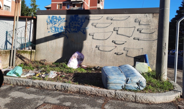 I rifiuti ingombranti abbandonati in via Mastalli a Madonna in Campagna  (foto Redazione)