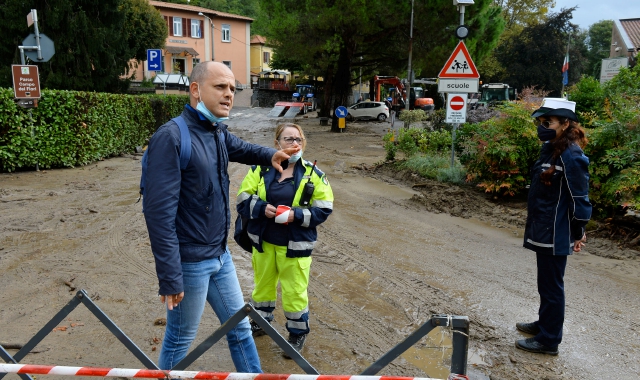 Il sindaco Alessandro Boriani subito dopo l’alluvione (foto Archivio)