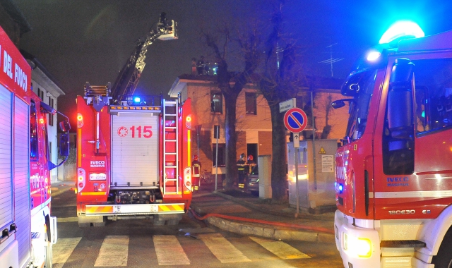 In via Battisti sono intervenuti numerosi equipaggi dei pompieri