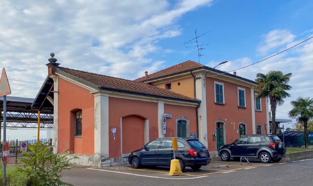 La rissa tra i quattro adolescenti italiani è avvenuta in piazzale Meucci a Casbeno (foto Blitz)