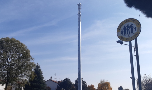 La nuova antenna  installata in via Pascoli (foto Blitz)