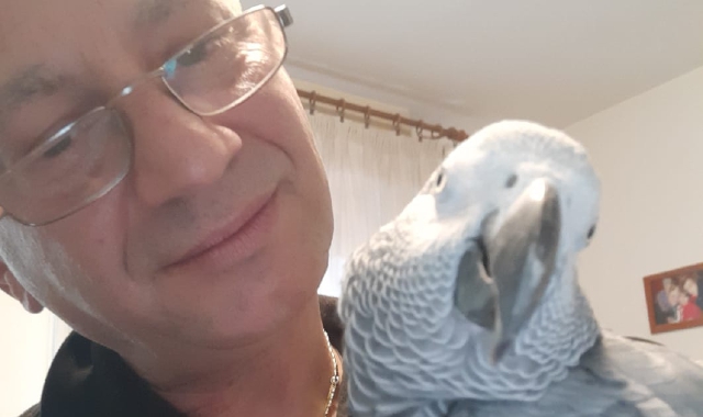 Gianni Pirro con il pappagallo Jojo