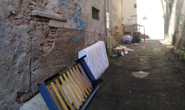 Anche la rete di un letto è stata abbandonata in vicolo Frontini, nella vecchia Biumo Inferiore 