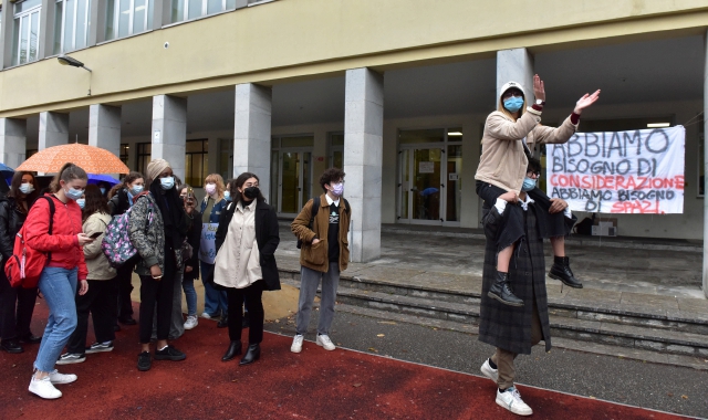 Studenti del Liceo Manzoni in sciopero questa mattina a Varese (foto Blitz)