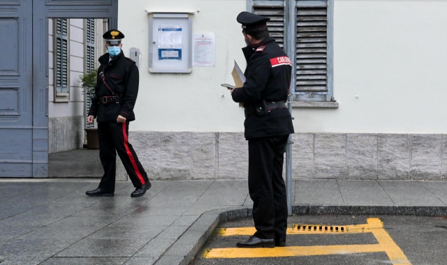 L’arrivo dei carabinieri in municipio a Castellanza (foto Blitz)