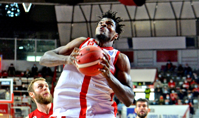 Il centro biancorosso John Egbunu