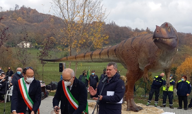 Il taglio del nastro alla struttura con i bambini