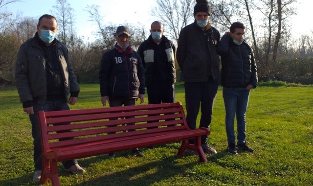La panchina rossa preparata a Somma dai ragazzi dell’Anffas  (foto Redazione)