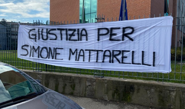 Busto, striscioni per Simone Mattarelli