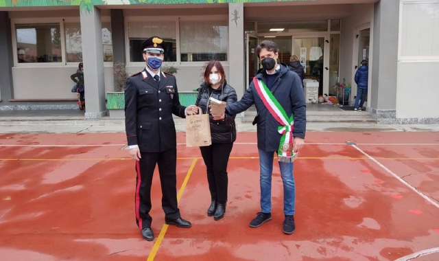 Coinvolta anche la Scuola Primaria Giovanni Pascoli di Lozza (foto carabinieri)