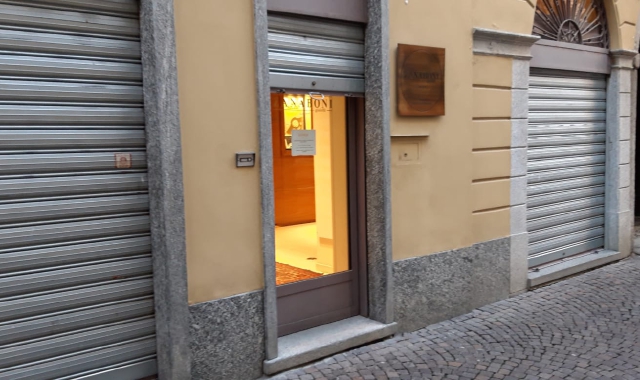 La gioielleria rapinata ad Arona (foto Redazione)