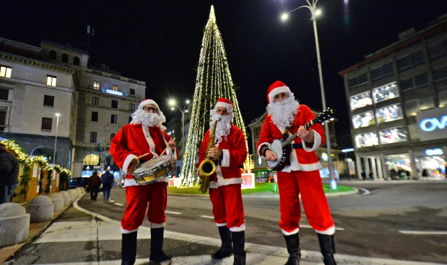 Varese ha acceso l’albero di Natale (foto Blitz)