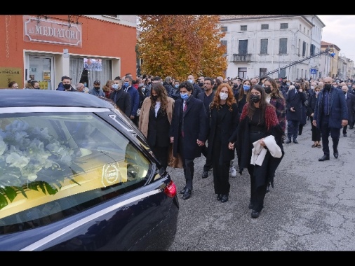 Big della finanza e paesani per l'ultimo saluto a Doris