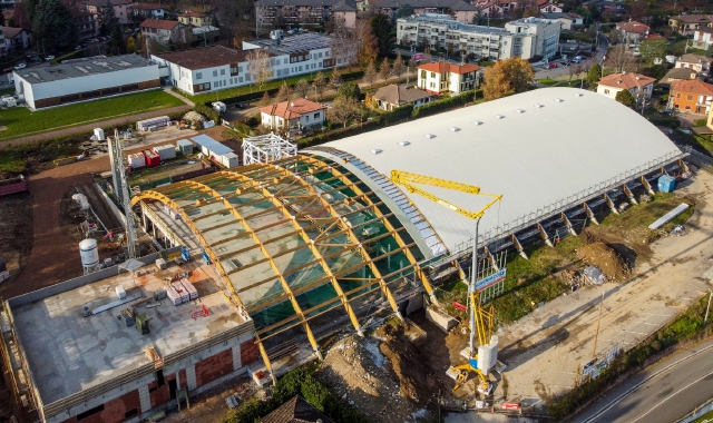 Il palaghiaccio sarà pronto a giugno. Troppo tardi però per la stagione sportiva: le associazioni dovranno comunque attendere settembre/ ottobre per utilizzare il nuovo impianto che avrà capienza di 1.100 posti in tribuna (foto Blitz)