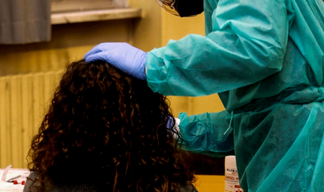 Tamponi agli studenti (foto Ansa - Archivio)