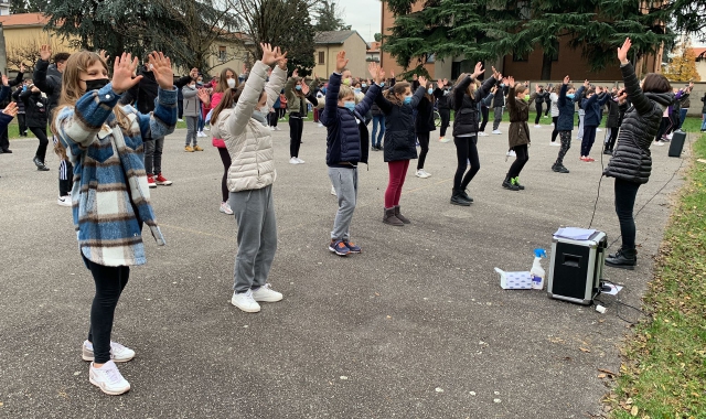 Il flashmob di questa mattina alla scuola Biagio Bellotti di Busto Arsizio (foto Blitz)