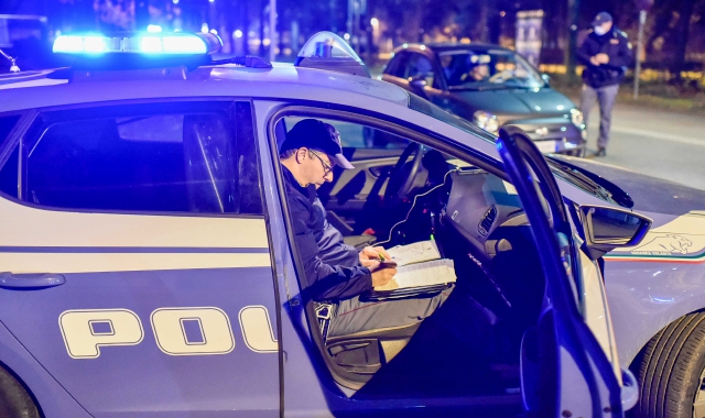 I controlli e il provvedimento sono stati eseguiti dagli agenti del Commissariato (foto Archivio)
