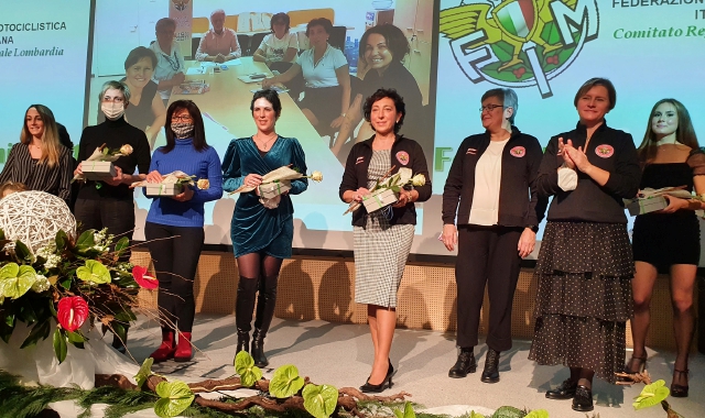La premiazione Campioni Lombardia 2021: lo staff comitato femminile delle dirigenti Federmoto con al centro la presidente Patrizia Colombo di Cairate (foto Redazione)