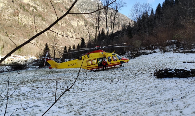 L’elisoccorso durante l’intervento in Val Bognanco (Marco De Ambrosis)