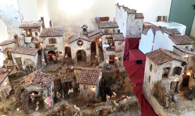 I presepi artigianali in esposizione a Lonate Pozzolo (foto Redazione)