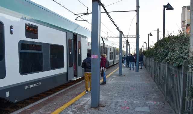 Il binario 3 dove verrà realizzata la pensilina (Pubblifoto)