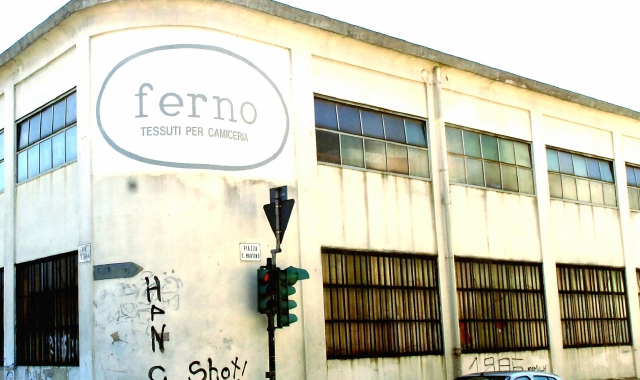 La vecchia fabbrica tessile è stata chiusa alla fine degli anni Novanta, è stata teatro di incursioni di abusivi e di forte degrado