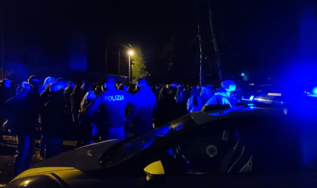 Un momento dell’intervento dei poliziotti: l’immagine è girata tra i social dei ragazzi
