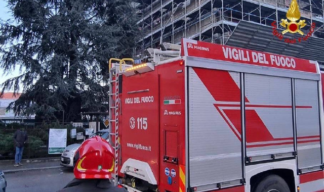 I vigili del fuoco fuori dal palazzo dove è avvenuto l’incidente (foto Vigili del fuoco)