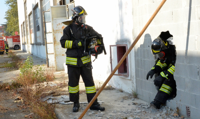 I vigili del fuoco al lavoro nell’ex Cantoni (foto Blitz)