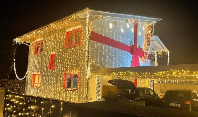 La casa superaddobbata per l’arrivo del Natale (foto Redazione)