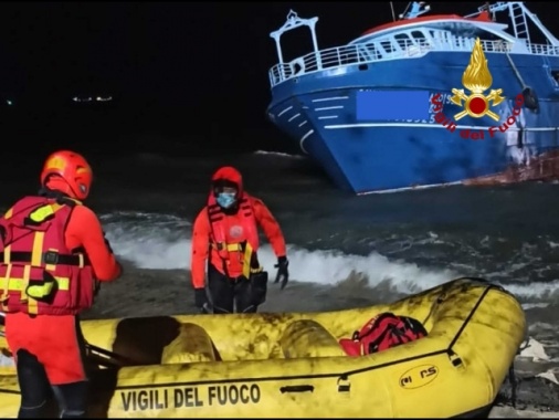 ++ Maltempo: 2 pescherecci naufragano davanti a coste Sardegna +